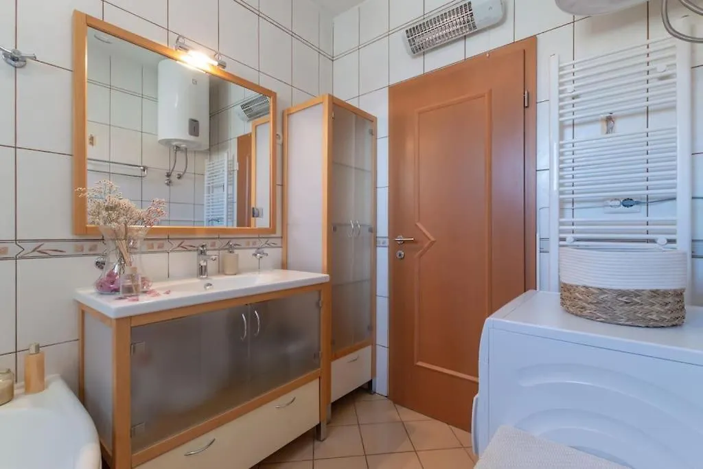 Sea View- Spacious Apartment With Shared Pool Split