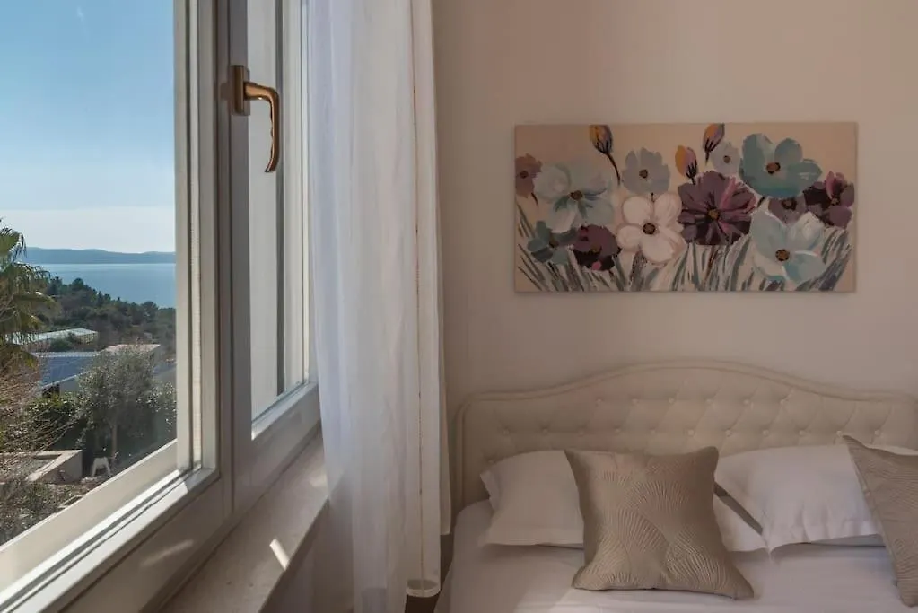 Sea View- Spacious Apartment With Shared Pool Split