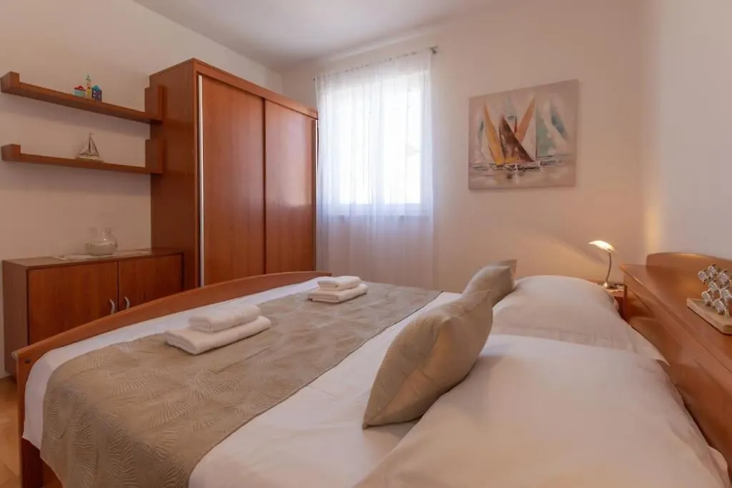 Sea View- Spacious Apartment With Shared Pool Split