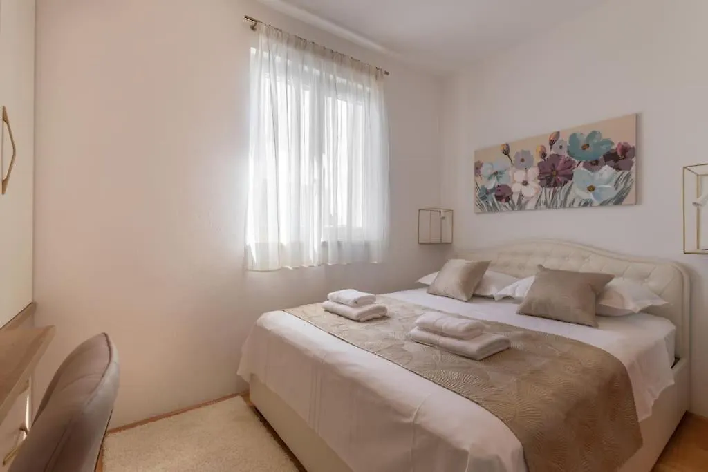 Sea View- Spacious Apartment With Shared Pool Split
