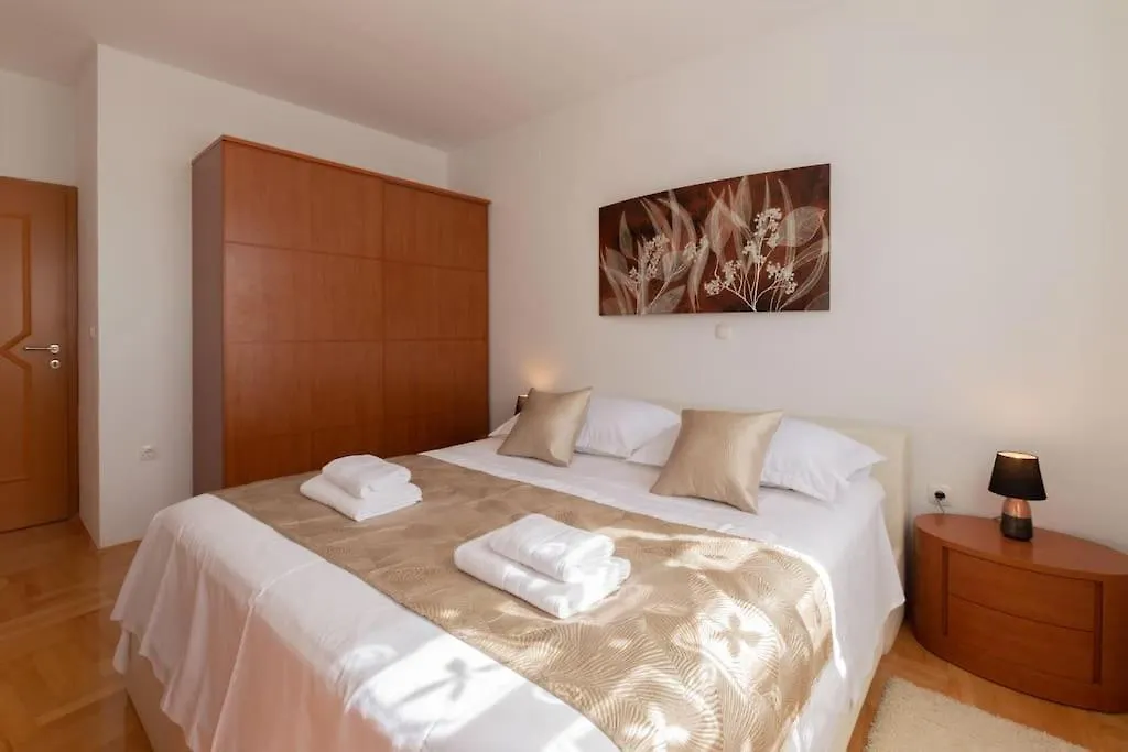 Sea View- Spacious Apartment With Shared Pool سبليت