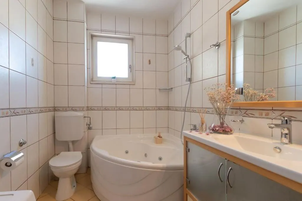 Sea View- Spacious Apartment With Shared Pool Split 0*,