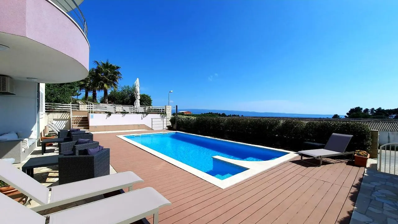 Sea View- Spacious Apartment With Shared Pool Split