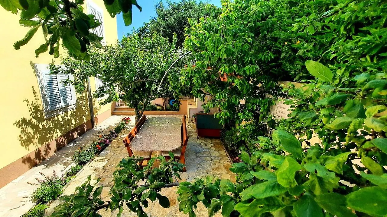 Sea View- Spacious Apartment With Shared Pool Split