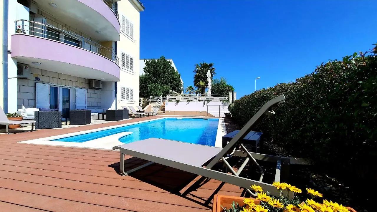 Sea View- Spacious Apartment With Shared Pool Split