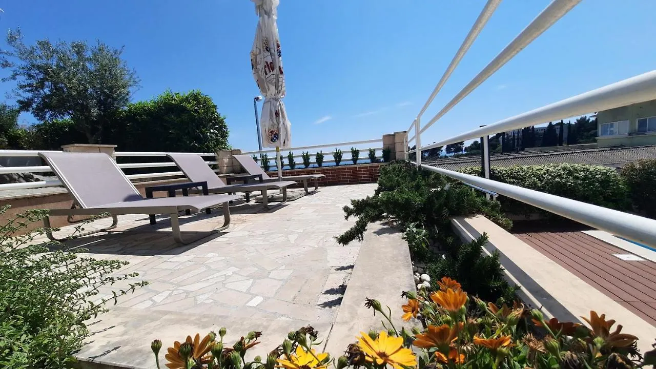 Sea View- Spacious Apartment With Shared Pool Split 0*,