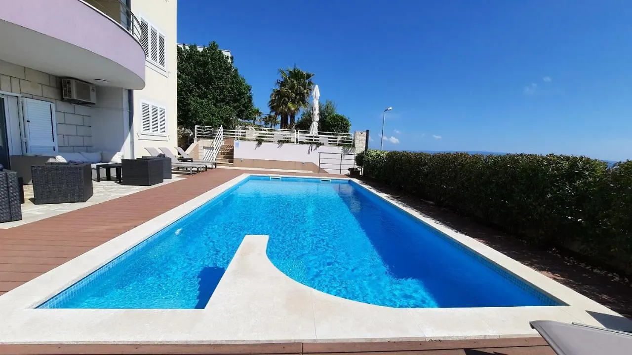 Sea View- Spacious Apartment With Shared Pool Split 0*,