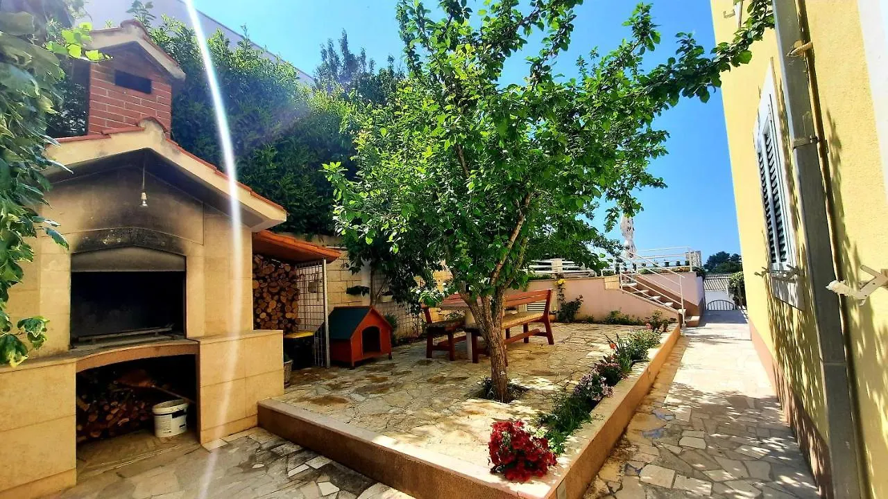 Sea View- Spacious Apartment With Shared Pool Split