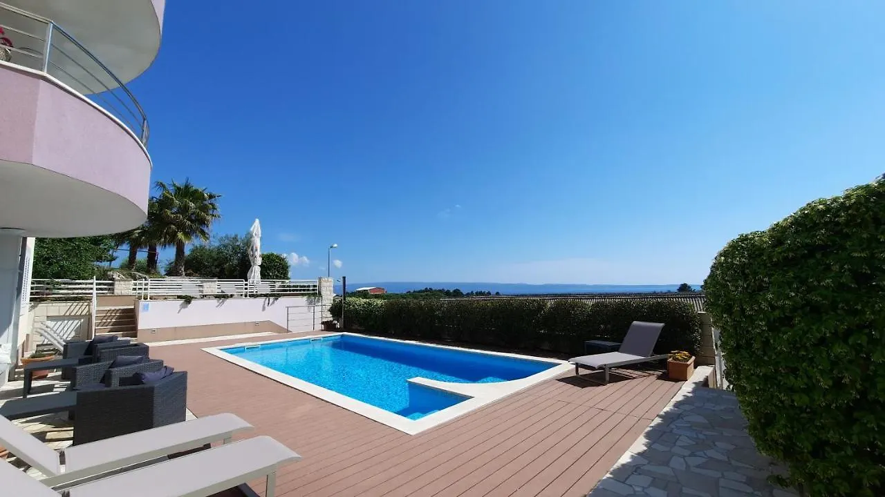 Sea View- Spacious Apartment With Shared Pool Split