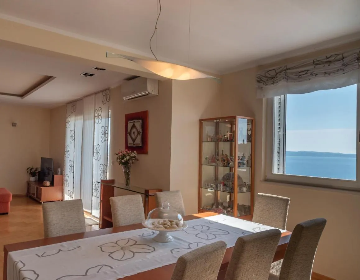 Sea View- Spacious Apartment With Shared Pool Split