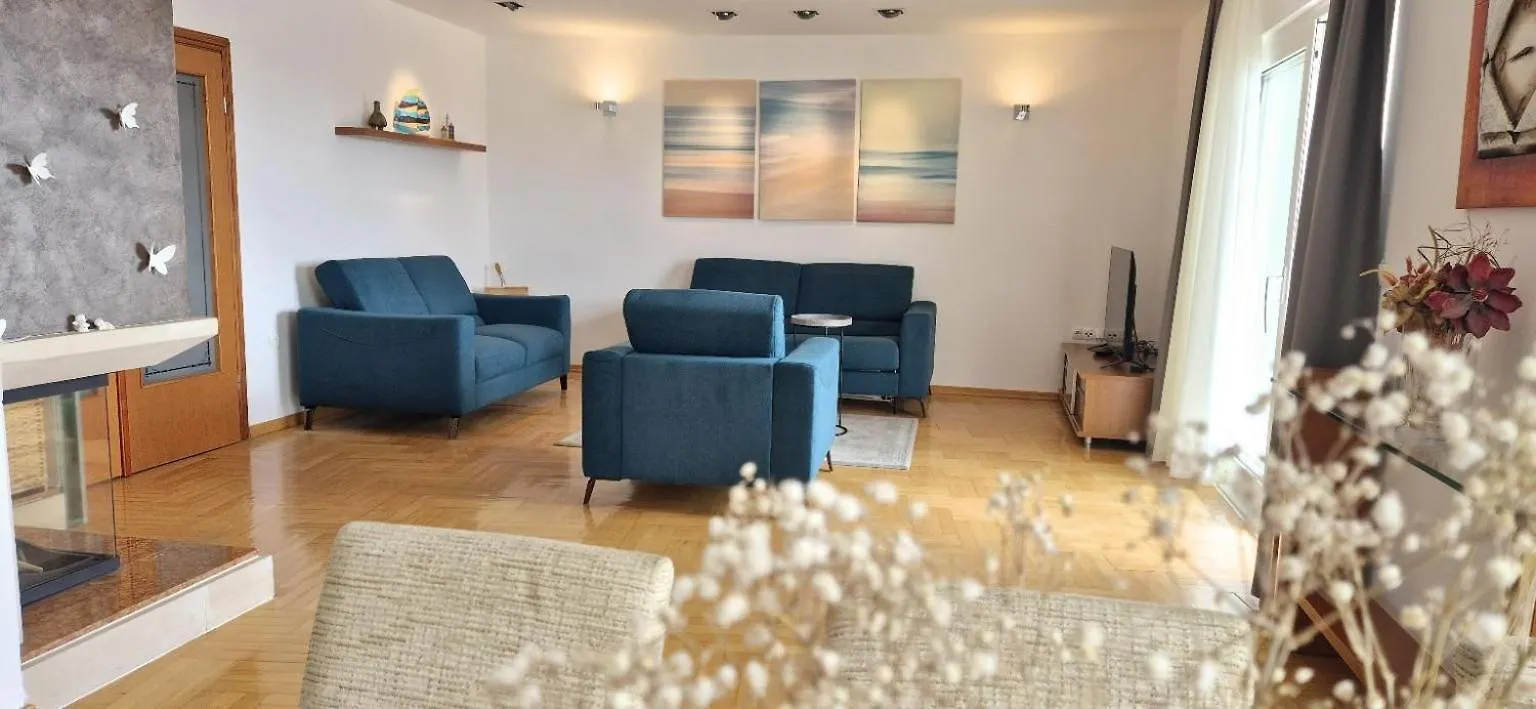 Sea View- Spacious Apartment With Shared Pool Split