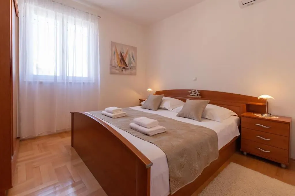 Sea View- Spacious Apartment With Shared Pool Spalato