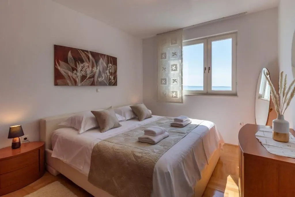 Sea View- Spacious Apartment With Shared Pool Split